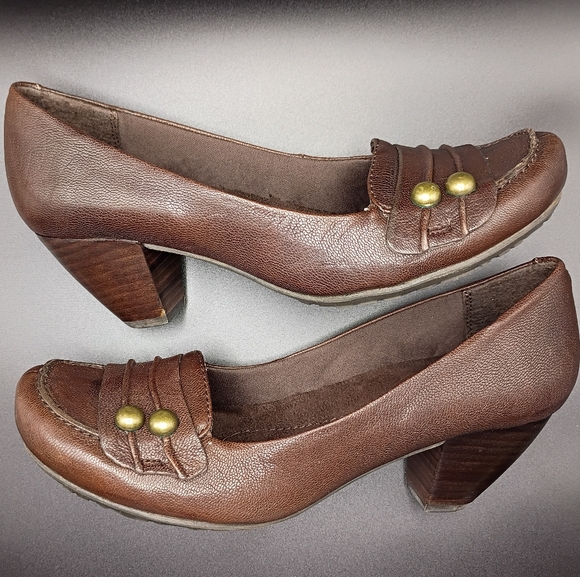 BareTraps Trina Leather Heels with Arch Support and Brass Button Detail - Picture 4 of 10